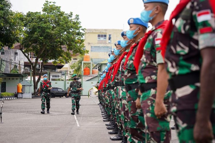 Pangdam XVI Pattimura, Mayjen TNI Richard Tampubolon memimpin upcara pelepasan 179 prajurit Yonif 731 Kabaresi yang akan diberangkatkan ke Lebonan, Kamis (10/2/2022)
