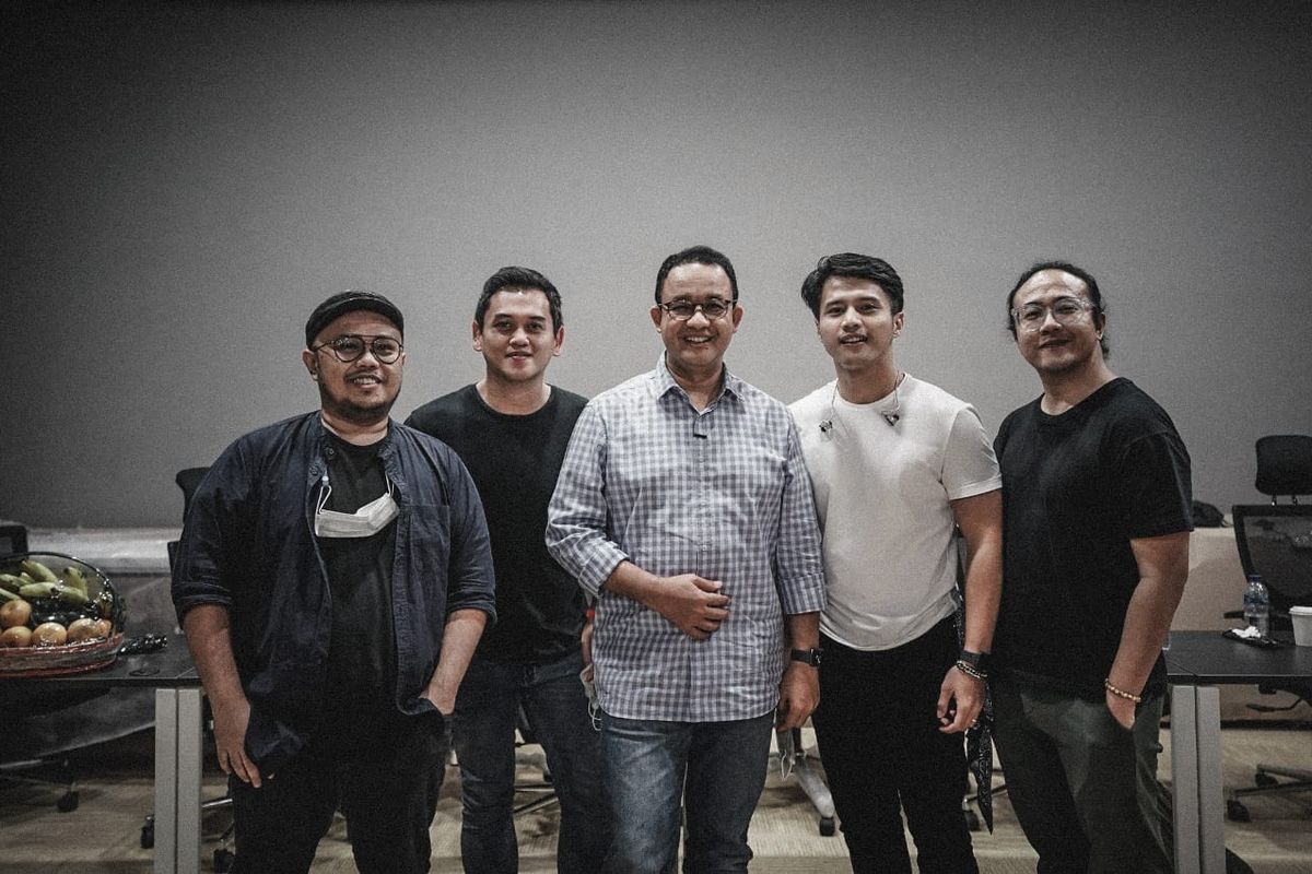 Gubernur DKI Jakarta Anies Baswedan mengunggah foto grup band Nidji yang sedang melakukan uji coba sound system di Jakarta International Stadium (JIS), Minggu (16/1/2022).