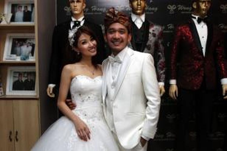 Pasangan selebriti Ruben Onsu dan Wenda Tan berpose di ketika menjalani fitting busana pengantin mereka di Wong Hang, Arteri Pondok Indah, Jakarta Selatan, Selasa (8/10/2013). Pernikahan Ruben dan Wenda digelar pada 22 Oktober 2013 di Nusa Dua, Bali. 