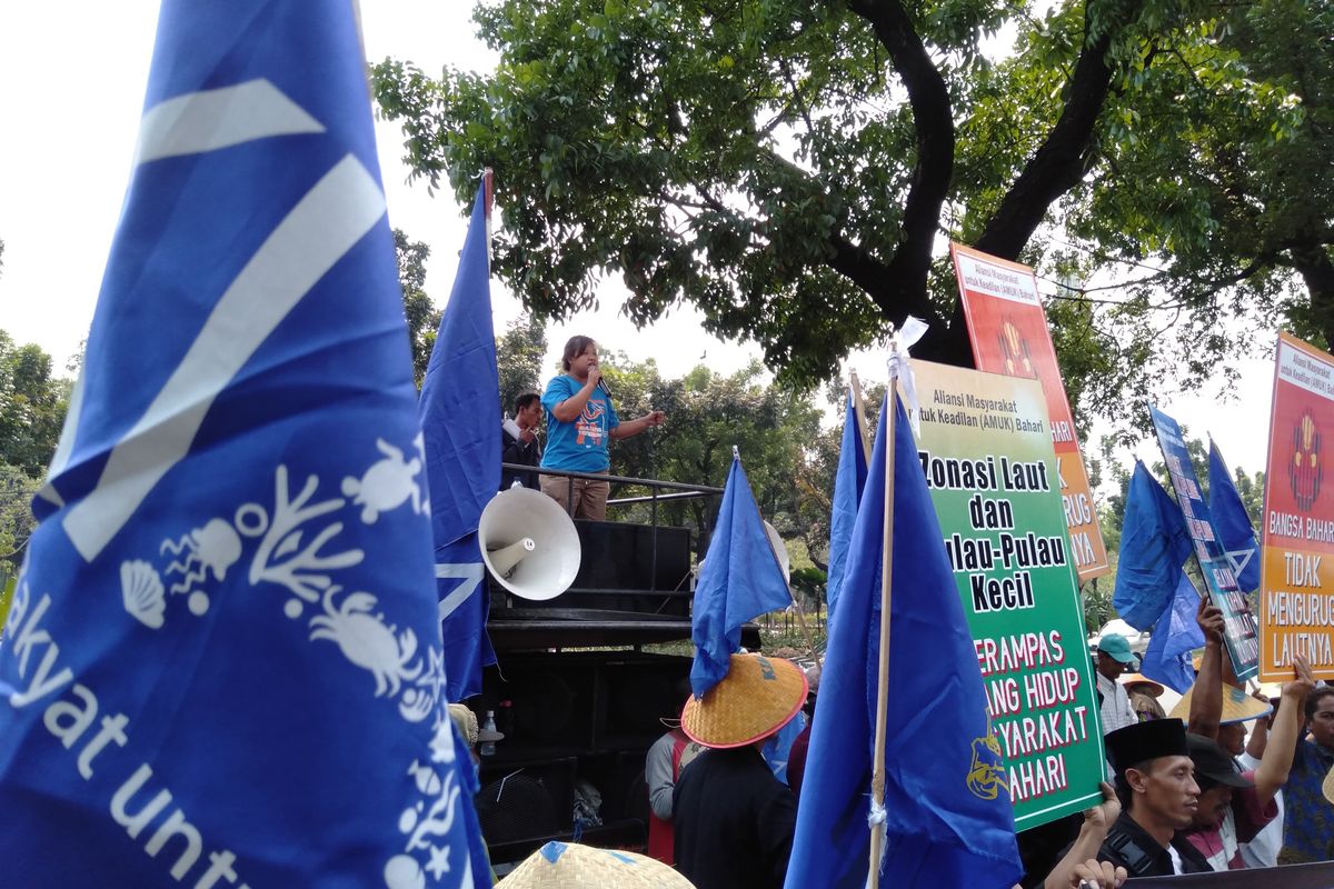 Aksi penolakan RZWP3K oleh Aliansi Masyarakat untuk Kedaulatan (AMUK) Bahari kepada Gubernur DKI Jakarta Anies Baswedan di depan Balai Kota, Jakarta Pusat pada Senin (5/8/2019).