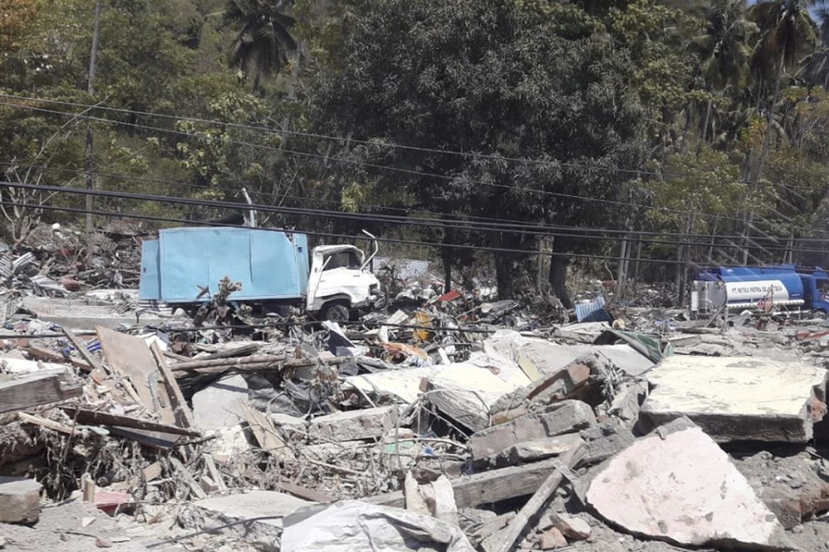 Reruntuhan bangunan di Kabupaten Donggala yang terdampak gempa dan tsunami.