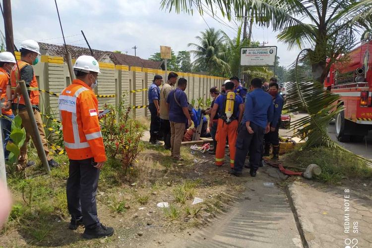 Sejumlah petugas Pemadam Kebakaran Deli Serdang dan PGN mengevakuasi dua orang petugas PGN yang terjebak tewas di gorong-gorong di Tanjung Morawa, Deli Serdang pada Jumat (27/5/2022) siang.