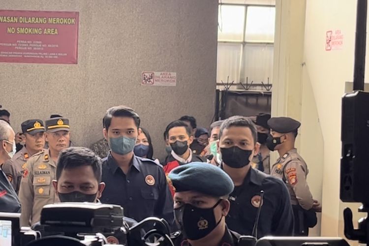 Mantan ajudan eks Kepala Divisi Profesi dan Pengamanan (Kadiv Propam) Polri, Ferdy Sambo Richard Eliezer Pudihang Lumiu tiba di Pengadilan Negeri (PN) Jakarta Selatan, Rabu (18/1/2023) pagi.