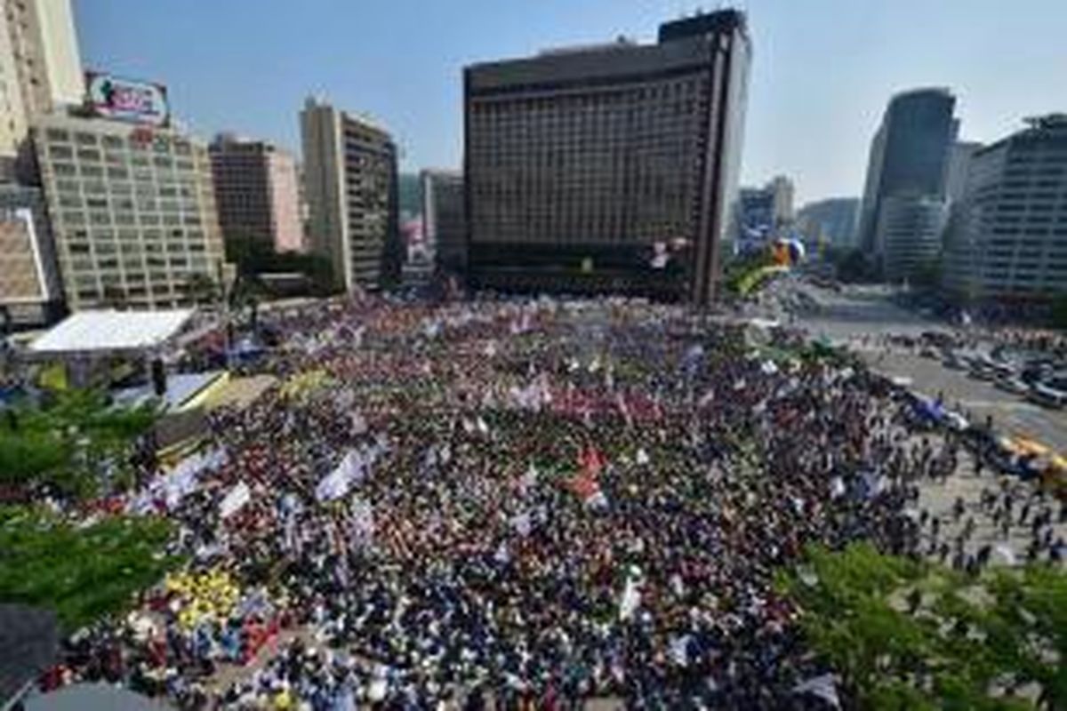 Buruh Korea Selatan membawa spanduk dalam aksi memperingati Hari Buruh Internasional di Seoul, Korea Selatan, Jumat (1/5/2015). Aksi ini diikuti oleh puluhan ribu buruh.