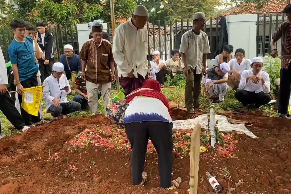 Prosesi pemakaman pelajar yang tewas dikeroyok di kawasan Kemang, FY (20), diiringi dengan isak tangis ketika dimakamkan di TPU Kampung Kandang, Jagakarsa, Jakarta Selatan, Jumat (7/6/2024).