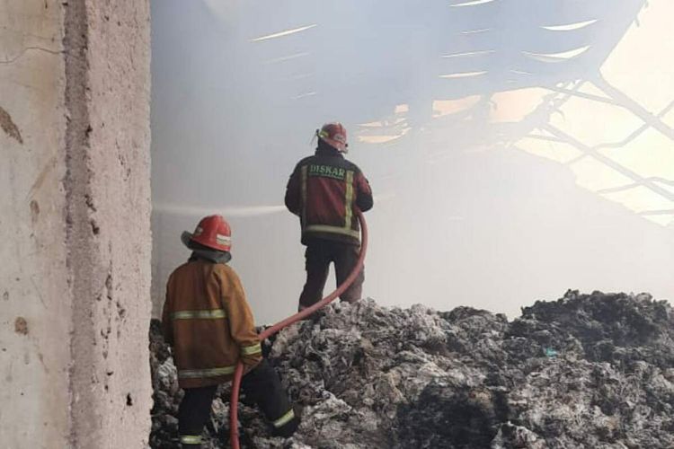 Tim pemadam kebakaran dari Sumedang dan Bandung memadamkan api yang melalap pabrik benang milik PD Sandang Makmur di kawasan industri Cimanggung, Sumedang, Jawa Barat, Senin (7/9/2020). 