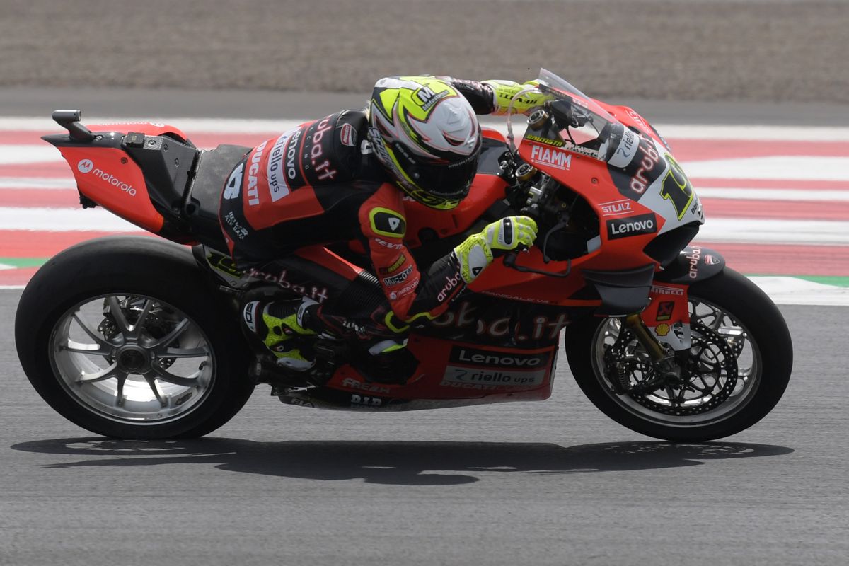 Pebalap Aruba.it-Ducati Alvaro Bautista memacu kecepatan pada Race 1 WSBK Mandalika 2022 di Pertamina Mandalika International Street Circuit, KEK Mandalika, Desa Kuta, Kecamatan Pujut, Praya, Lombok Tengah, NTB, Sabtu (12/11/2022). Terkini, Alvaro Bautista dipastikan sebagai juara dunia usai menempati podium dalam Race 2 WSBK Mandalika 2022, Minggu (13/11/2022). ANTARA FOTO/Puspa Perwitasari/tom.