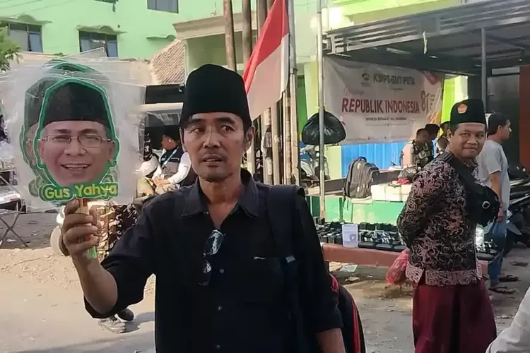 Kisah Rendi, Motoran dari Surabaya ke Jombang demi Jual Kipas Gus Yahya di Muktamar NU