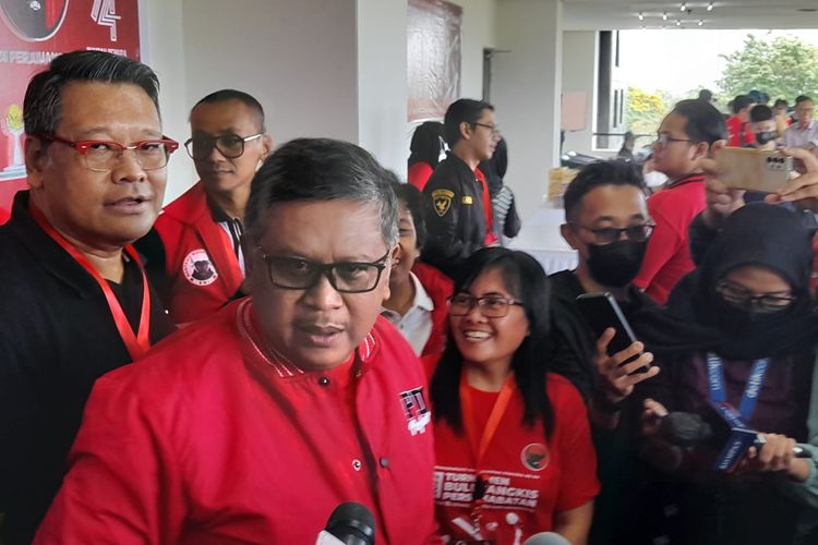 Sekretaris Jenderal DPP PDI-P Hasto Kristiyanto ditemui di GBK Arena, Jakarta, Minggu (23/10/2022).