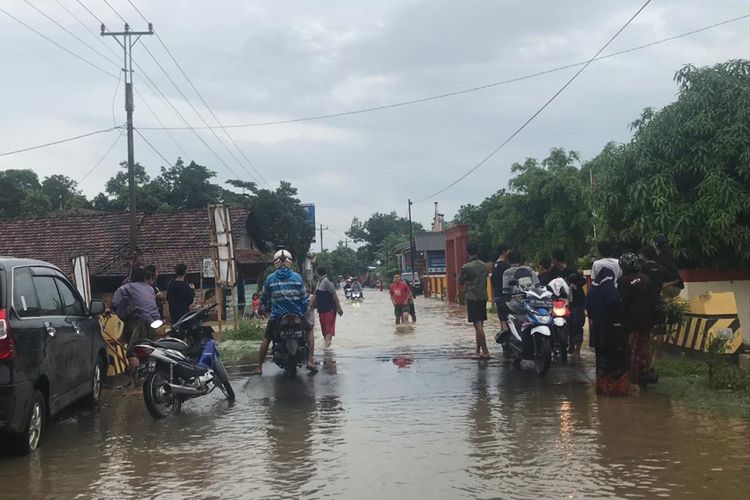 Banjir melanda wilayah Patebon, Kendal, Jawa Tengah, Minggu (27/1/2019). 