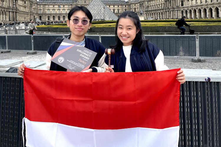 Prestasi membanggakan diraih oleh dua mahasiswa Indonesia, Adella Suwandhi (22) dari Unika Atma Jaya dan Rifki Saputra (22) dari Universitas Jember lewat penghargaan Diplomacy Award Legal Committee di ajang Harvard World Model United Nation (MUN) 2023 di Paris, Perancis pada 12?16 Maret 2023 lalu. 