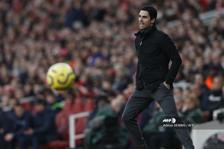 Pelatih Arsenal, Mikel Arteta, memberi instruksi kepada para pemainnnya dari pinggir lapangan pada laga Liga Inggris melawan Chelsea di Stadion Emirates, Minggu (29/12/2019).