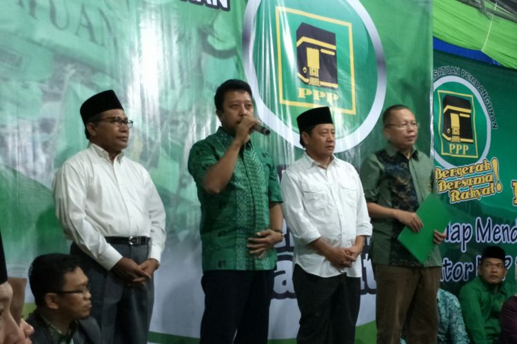 Ketua Umum PPP Romahurmuziy bersama calon Gubenur Maluku Utara Ahmad Hidayat Mus di kantor DPP PPP, Jakarta, Selasa (26/12/2017)