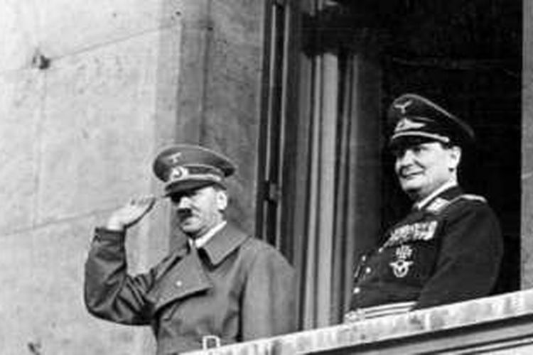 Adolf Hitler dan Hermann Göring di balkon Chancellery, Berlin, Jerman, 16 Maret 1938. 