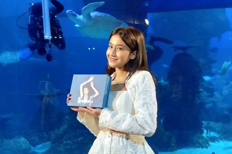 Penyanyi Keisya Levronka memegang album perdananya, Levronka saat konferensi pers di Jakarta Aquarium, Jakarta Barat, Kamis (11/5/2023).
