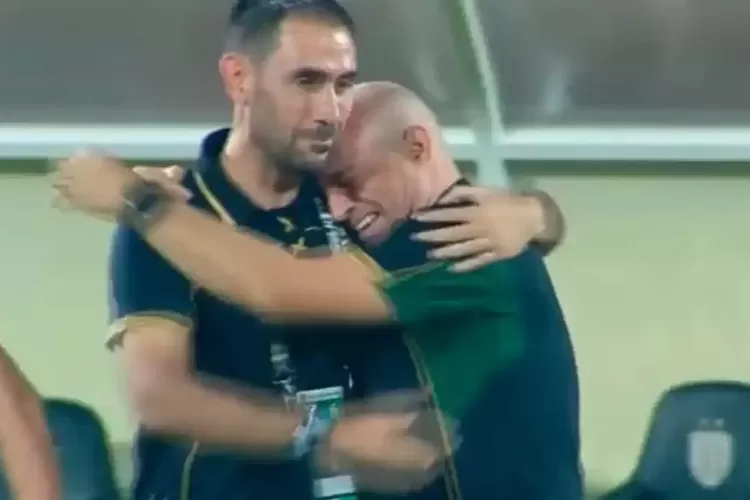Momen Tangis Bernardo Tavares Pecah di Bali, Persebaya Bekuk Persib Lewat Adu Penalti Sengit