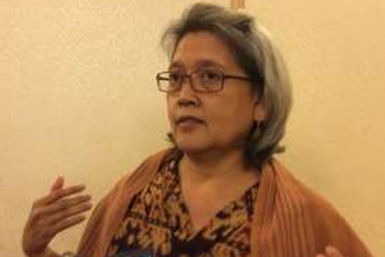 Koordinator Koalisi untuk Keadilan dan Pengungkapan Kebenaran (KKPK), Kamala Tjandrakirana di sela acara Dialog Nasional bertema 'Mendorong Pelembagaan Kebijakan Perlakuan Khusus bagi Korban Kekerasan Masa Lalu' di Wisma Antara, Jakarta, Rabu (26/10/2016).