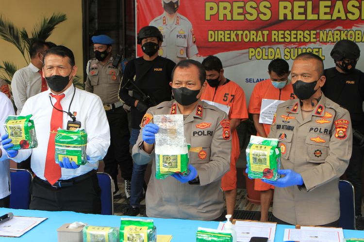 Kapolda Sumatera Selatan Irjen Pol Toni Harmanto menunjukkan barang bukti berupa 16 kilogram sabu yang diselundupakan dari Aceh ke Palembang, Rabu (2/2/2022).