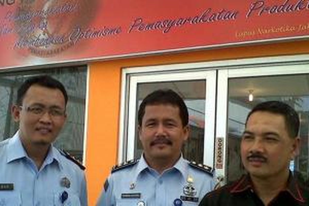 Kepala Lapas Narkotika Cipinang Thurman Hutapea (tengah)  bersama Abdul Halim Bin Mahasan (kanan), pengarah penjara pusat kota Kinabalu, Sabah, Malaysia, dalam kunjungannya di Lapas Narkotika Cipinang, Rabu (20/6/2012).