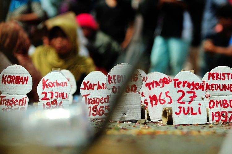 Deretan replika batu nisan bertuliskan sejumlah tragedi berdarah di pasang saat memperingati peristiwa 27 Juli 1996 di bekas gedung Partai Demokrasi Indonesia, Diponegoro, Jakarta, Rabu (27/7/2011). Dalam aksinya mereka yang tergabung dalam Benteng Demokrasi Rakyat (Bendera) meminta pemerintah menuntaskan tragedi berdarah 27 Juli.