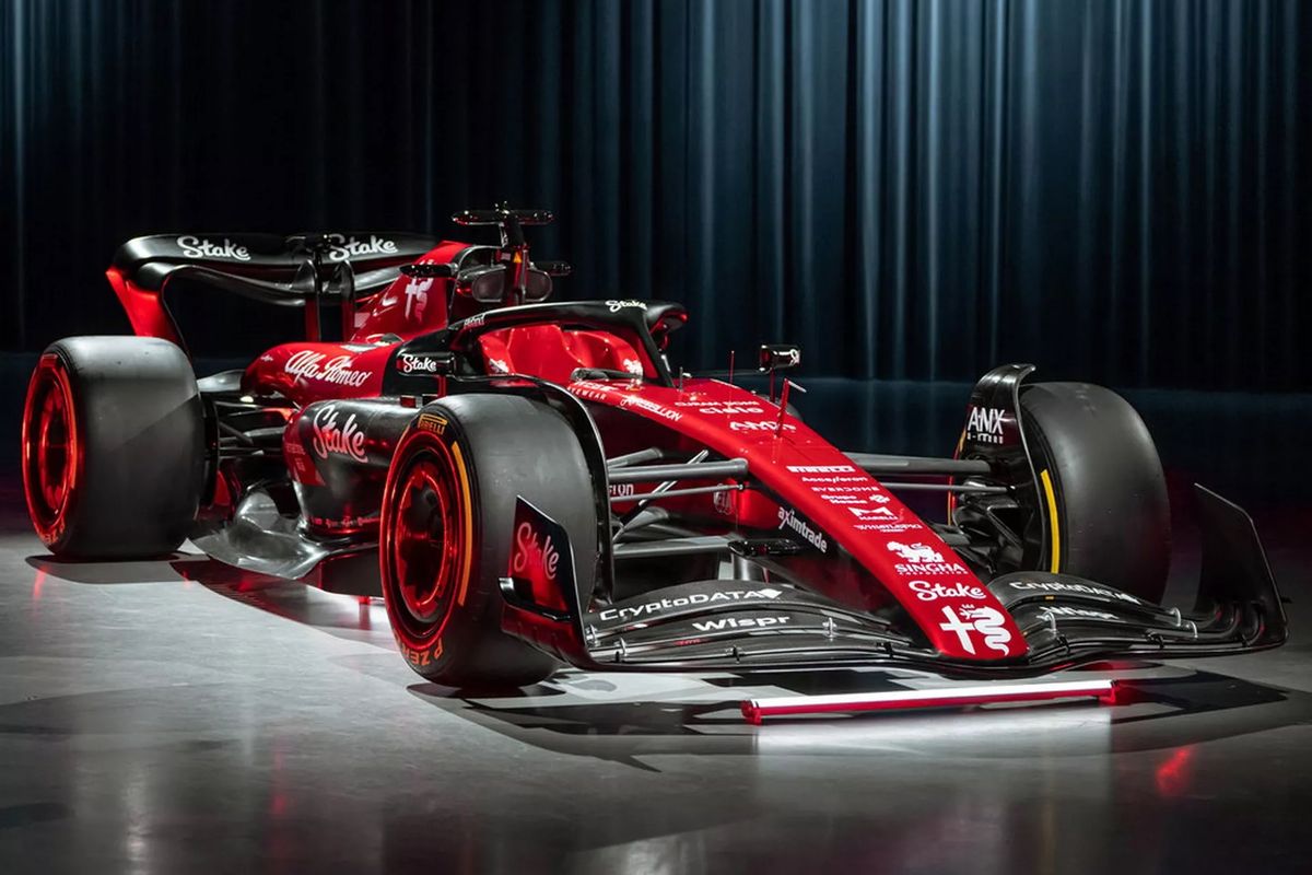 Alfa Romeo melelang replika mobil balap F1 Alfa Romeo C43 model 2023 untuk pembeli yang tertarik.