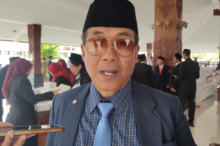 Mantan Sekretaris Daerah Kota Magelang Hamzah Kholifi saat memberikan keterangan, Senin (27/10/2025).
