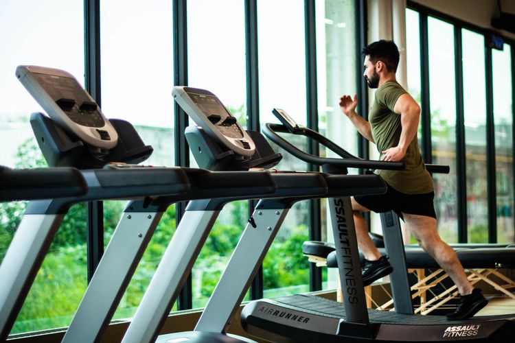 Olahraga di treadmill untuk mengecilkan paha.