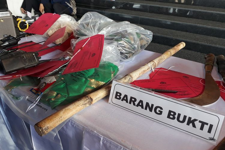 Barang bukti kasus pengerusakan kantor polsek Tambelangan, Sampang, Jawa Timur