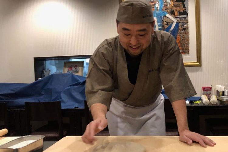 Chef Kozi dari Mapple Inn Hotel, Chiba, Jepang sedang memipihkan adonan mie soba, Kamis (22/02/2018). 
