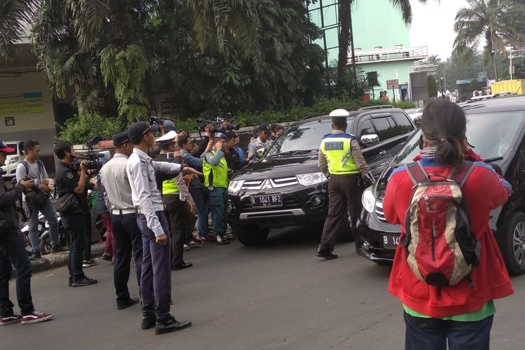 Mobil Pejabat hendak nekad masuk ke tol Cibubur saat ganjil-genap, Senin (16/4/2018)