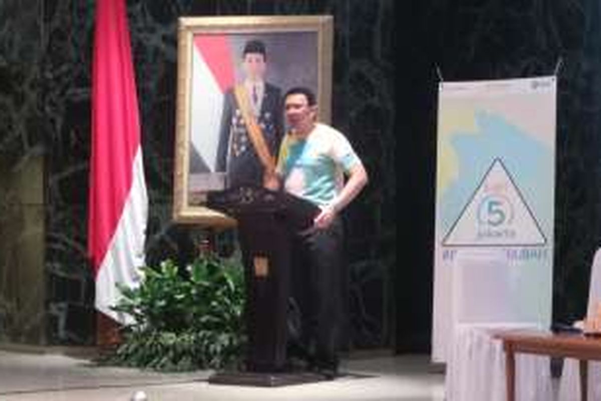 Gubernur DKI Jakarta Basuki Tjahaja Purnama saat menyampaikan sambutan dalam acara Lari5Jakarta, di Balai Kota, Sabtu (13/2/2016).  