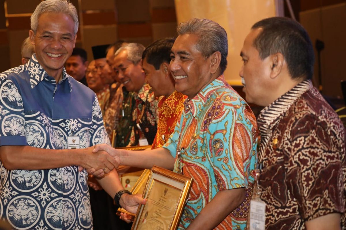 Gubernur Jawa Tengah Ganjar Pranowo memberikan penghargaan pada OPD dan Pemkab/Pemkot dengan kinerja baik pada acara Gelar Pengawasan Daerah Provinsi Jawa Tengah Tahun 2018, di Alana Hotel, Karanganyar, Rabu (24/10/2018).