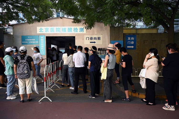 Orang-orang mengantre untuk tes Covid-19 di sebuah rumah sakit di Beijing, China, pada 2 Agustus 2021, akibat lonjakan kasus virus corona dalam beberapa bulan terakhir.
