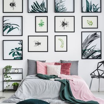 Ilustrasi kamar tidur dengan poster sebagai dekorasi.