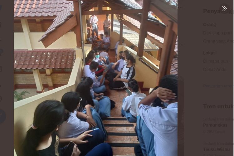 Sebuah foto yang menunjukkan siswa SMAN 2 Depok sedang duduk di tangga beredar di media sosial. Para siswa disebut mendapat perlakuan diskriminatif karena tidak mendapat ruangan saat kegiatan rohkris. Namun tuduhan tersebut langsung dibantah Kepala Sekolah. 