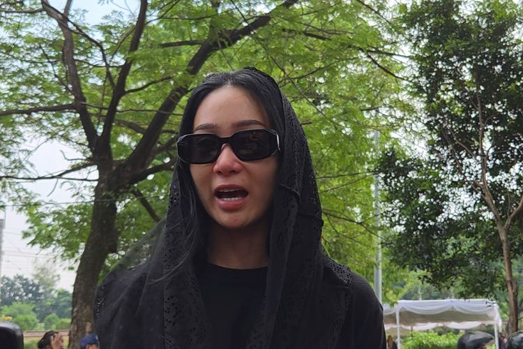 Ayah Bunga Zainal Meninggal di Rumah dan Didampingi Keluarga