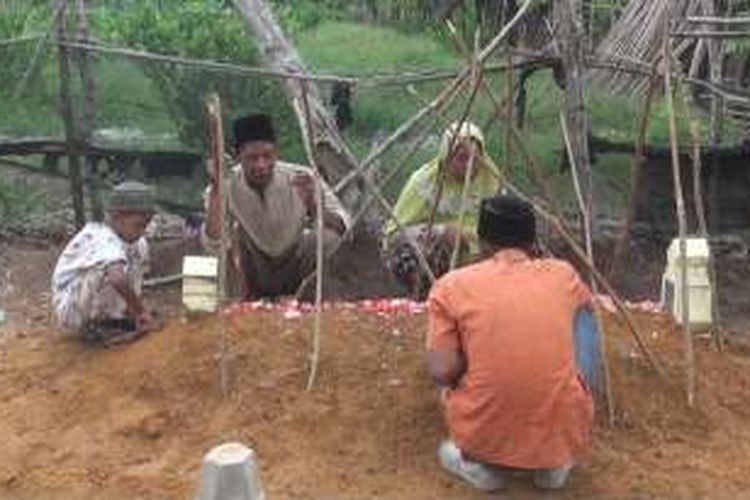 Keluarga korban meninggal yang diduga korban pembunuhan dan pemerkosaan DS berdoa di makam korban seusai dimakamkan Senin petang.