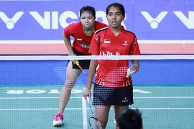 Ganda putri Indonesia, Nitya Krishinda Maheswari (depan)/Greysia Polii bersiap melakukan servis ke arah ganda Indonesia lainnya, Aprilsasi Putri Lejarsar Variella/Vita Marissa, pada babak kedua Korea Open Superseries di Seoul, Kamis (09/01/20140. Nitya/Greysia menang 20-22, 21-8 21-13.