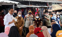 Jokowi Didampingi Mensos Risma Hibahkan Bansos untuk Masyarakat Serang