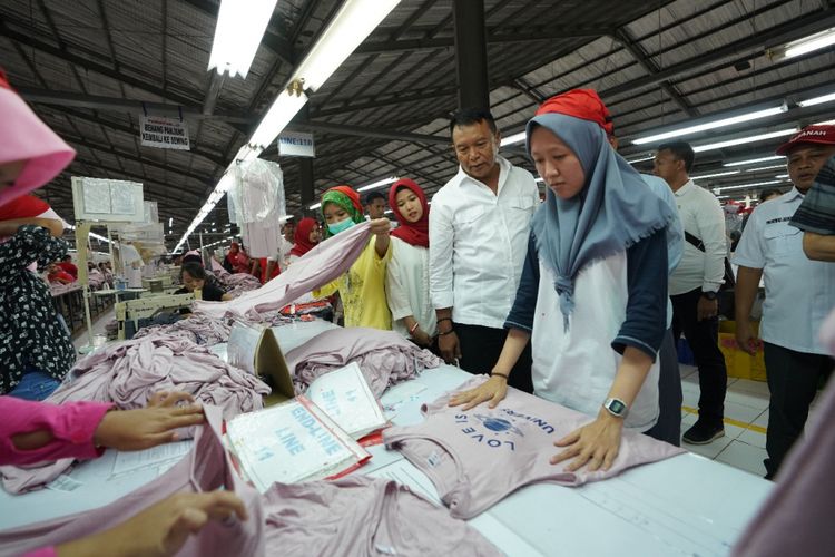 Calon Gubernur Jawa Barat nomor urut 2 TB Hasanuddin atau akrab disapa Kang Hasan mengunjungi Pabrik Garment PT L&B Indonesia di Jalan Siliwangi, Desa Sundawenang, Kecamatan Parungkuda, Kabupaten Sukabumi, Kamis (3/5/2018).