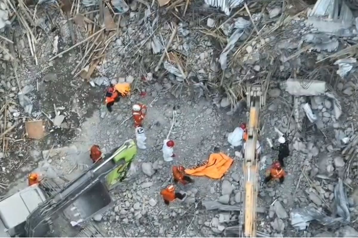 Proses pengangkatan puing bangunan mushala Ponpes Al Khoziny Sidoarjo, Minggu (5/10/2025). Jumlah korban tewas tragedi Ponpes Al Khoziny bertambah. Menag telah menyoroti pentingnya standar keamanan bangunan pesantren.