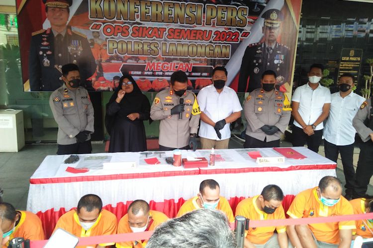 Kapolres Lamongan AKBP Yakhob Silvana Delareskha (tengah), saat memberi keterangan kepada awak media dalam rilis ungkap kasus di halaman Mapolres Lamongan, Rabu (12/10/2022).