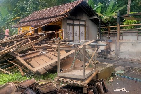 Diduga Korsleting, Warung Lansia Ludes Terbakar Saat Dini Hari, Saksi: Semua Remuk Termasuk Celengan Rutin Mereka