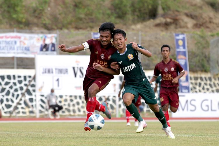 Pemain Jatim beret bola dengan pemain Sulawesi Selatan pada babak penyisihan PON XX Papua 2021 yang berakhir dengan skor 3-0 di Stadion Mahacandra Kota Jayapura, Senin (27/9/2021) sore.