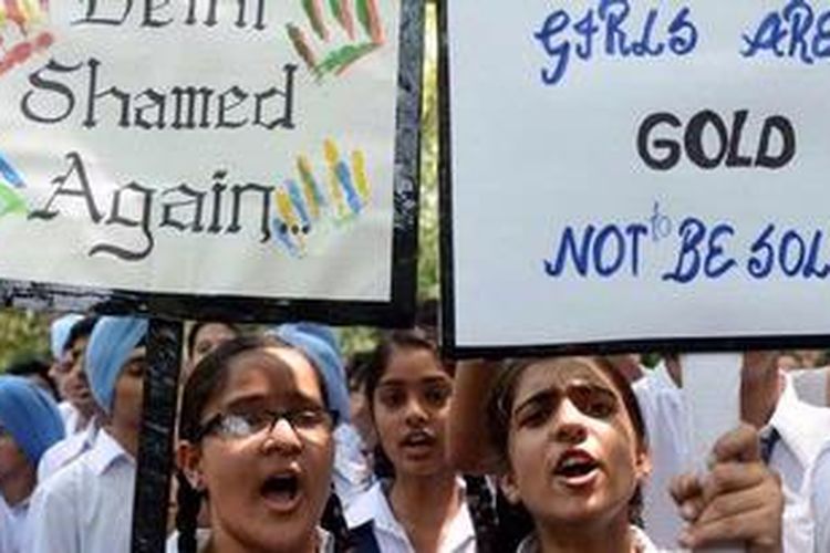 Ratusan perempuan, termasuk anak-anak sekolah, melakukan unjuk rasa di Gedung Parlemen di New Delhi, menuntut pemerintah India mengambil langkah nyata untuk mengurangi angka perkosaan terhadap anak-anak di negeri itu. 