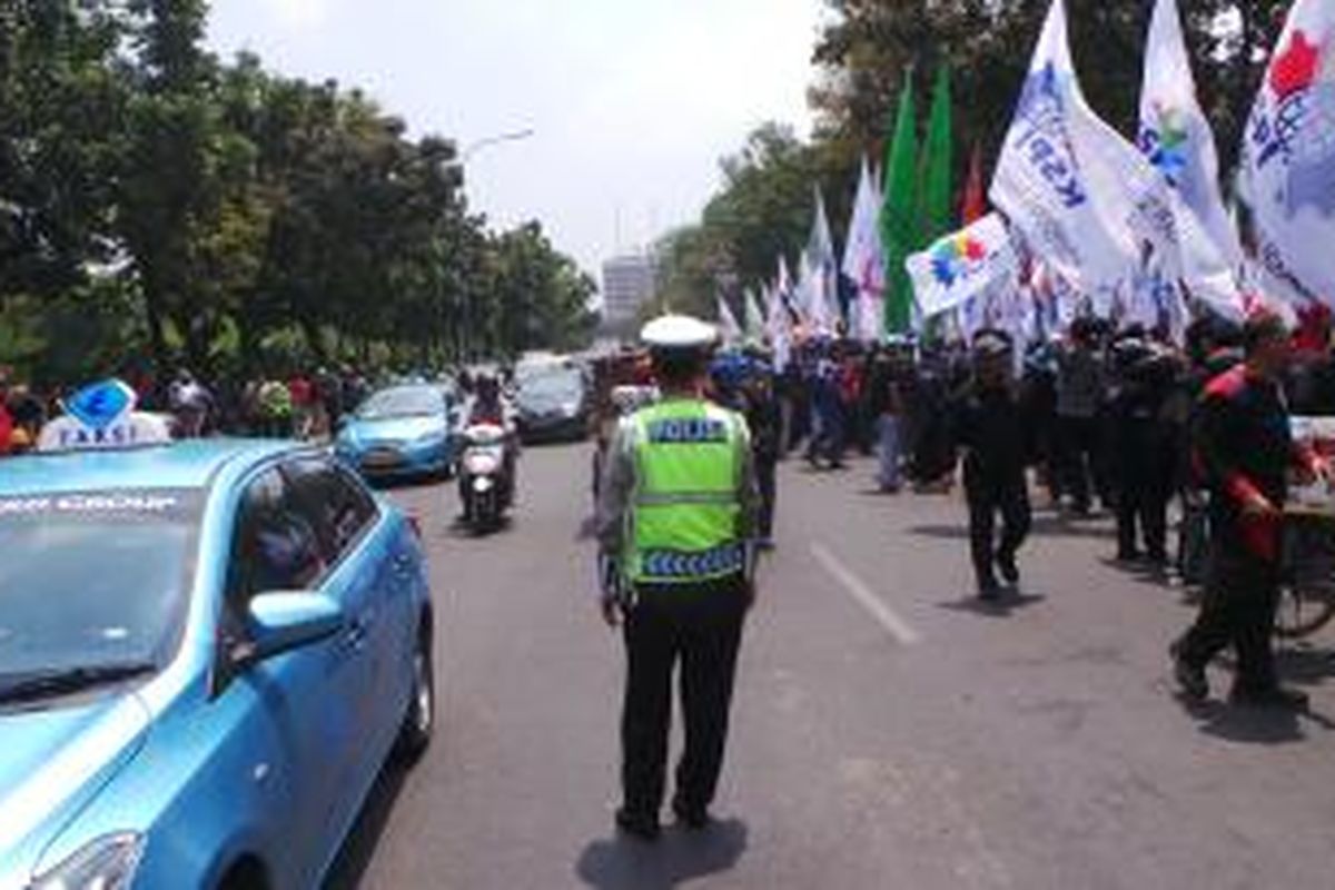 Massa buruh dari belasan elemen melakukan aksi unjuk rasa di Balaikota DKI Jakarta. Akibatnya, kemacetan terjadi di ruas Jalan Medan Merdeka Selatan. Rabu (22/10/2014).