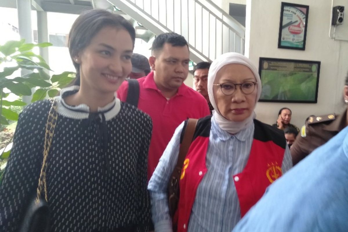 Atiqah Hasiholan (kiri) dan Ratna Sarumpaet (kanan) berjalan keluar ruangan sidang usai jalani persidangan dengan agenda pembacaan duplik di Pengadilan Negeri Jakarta Selatan, Selasa (25/6/2019)