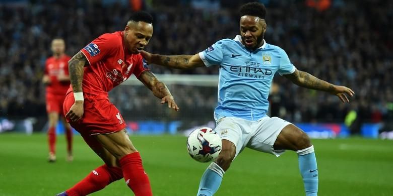 Gelandang Manchester City, Raheem Sterling (kanan), berupaya merebut bola dari bek sayap Liverpool, Nathaniel Clyne, pada laga final Piala Liga Inggris di Stadion Wembley, Minggu (28/2/2016).