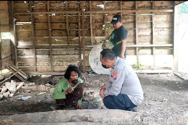 Aipda Purnomo (jongkok kanan), saat menemui salah seorang ODGJ yang butuh untuk ditolong di wilayah Lamongan, Jawa Timur. *** Local Caption *** Aipda Purnomo (jongkok kanan), saat menemui salah seorang ODGJ yang butuh untuk ditolong di wilayah Lamongan, Jawa Timur.