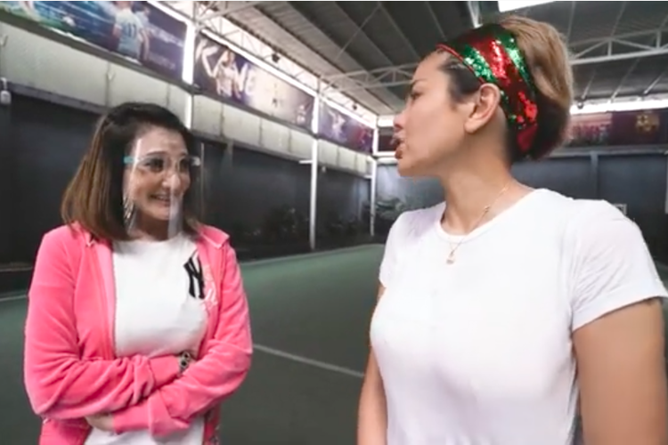Kiki Amalia (kiri) berbincang dengan Nikita Mirzani di kanal YouTube Crazy Nikmir Real.